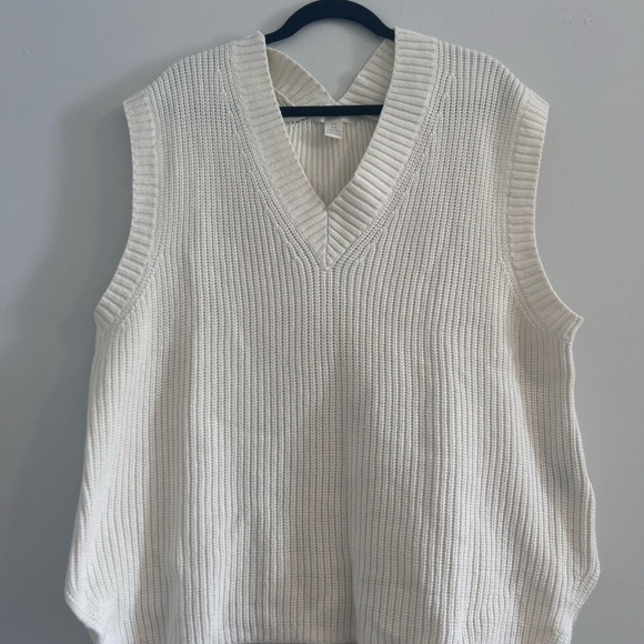 H&M Sweaters - H&M Women's V-Neck Sweater Vest - Cream